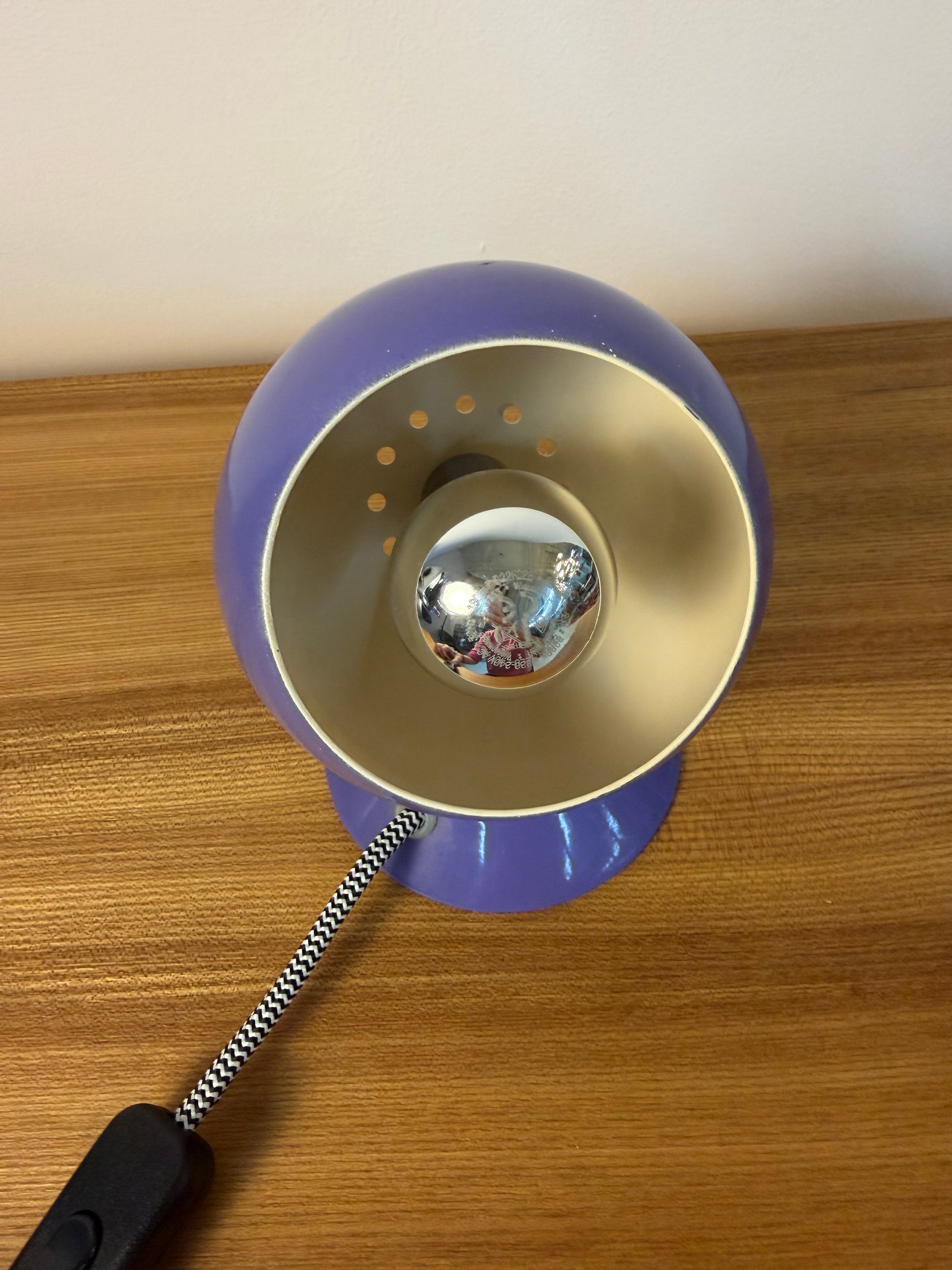 Kugellampe lila für Tisch oder Wand von Abo Randers