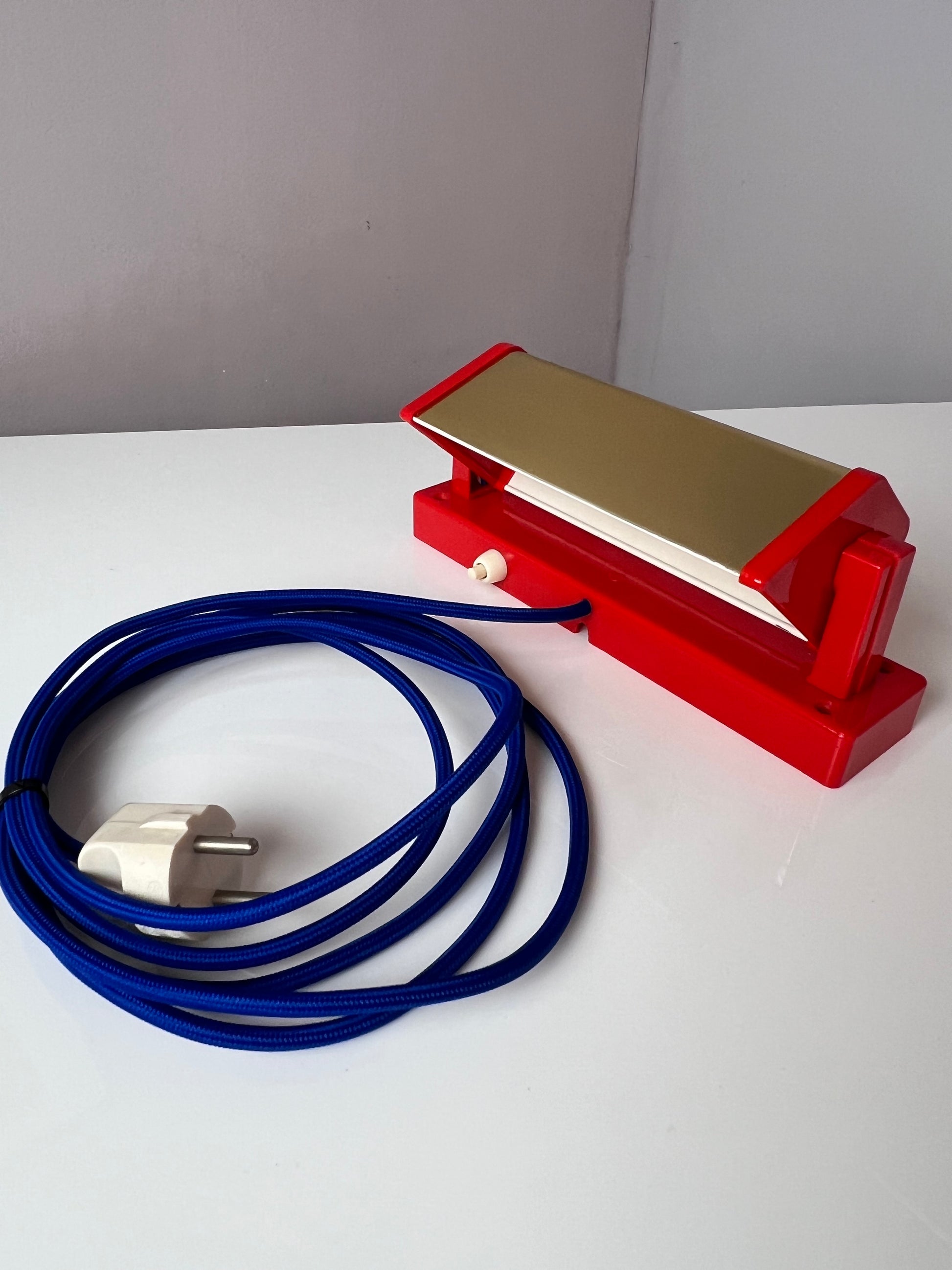 Wandleuchte rot gold von Lyfa Dänemark