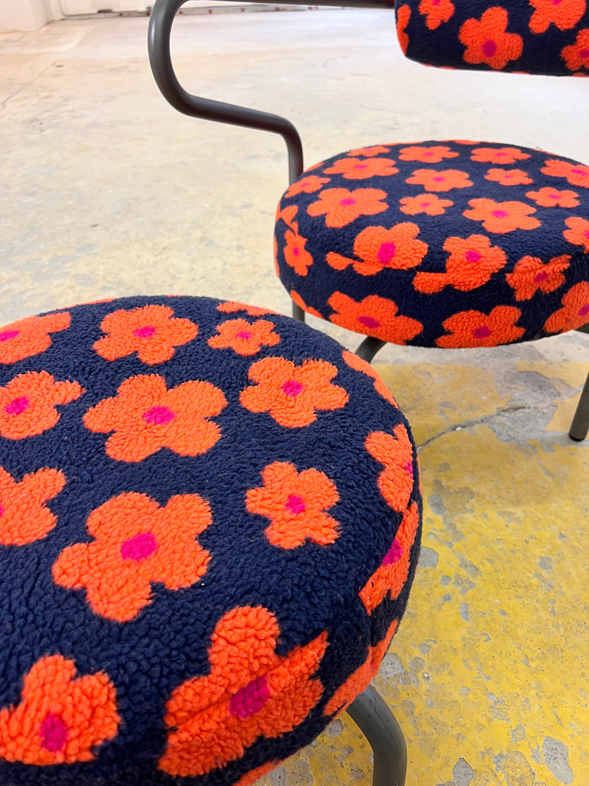 Set: Sessel & Hocker neu gepolstert aus der Serie The Natural Choice von Innovation Randers