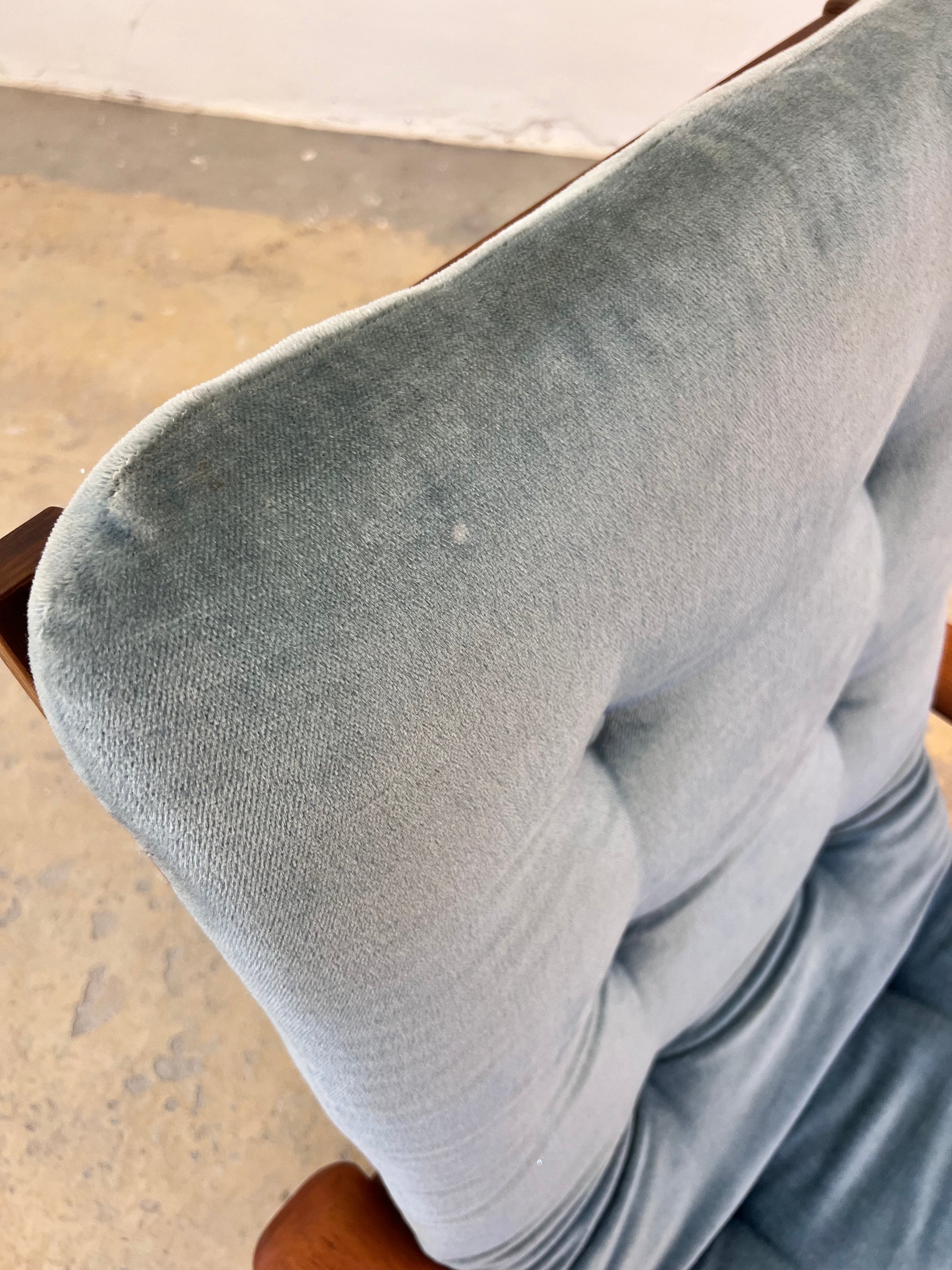 Sessel blau Samt und Teak Hochlehner