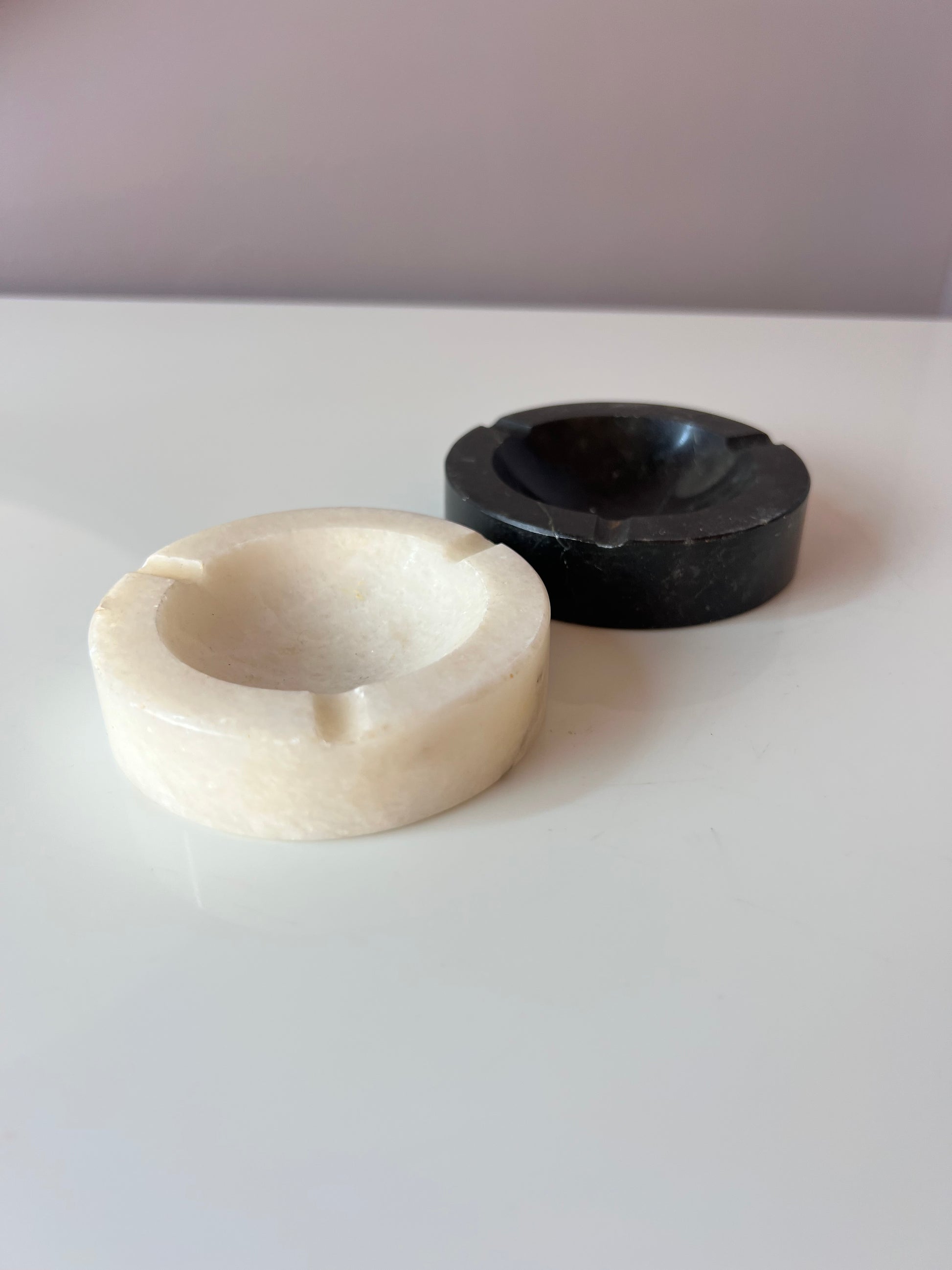 Set: 2 Aschenbecher schwarz weiß Onyx