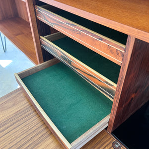 Regal auf Hairpinlegs aus Dänemark