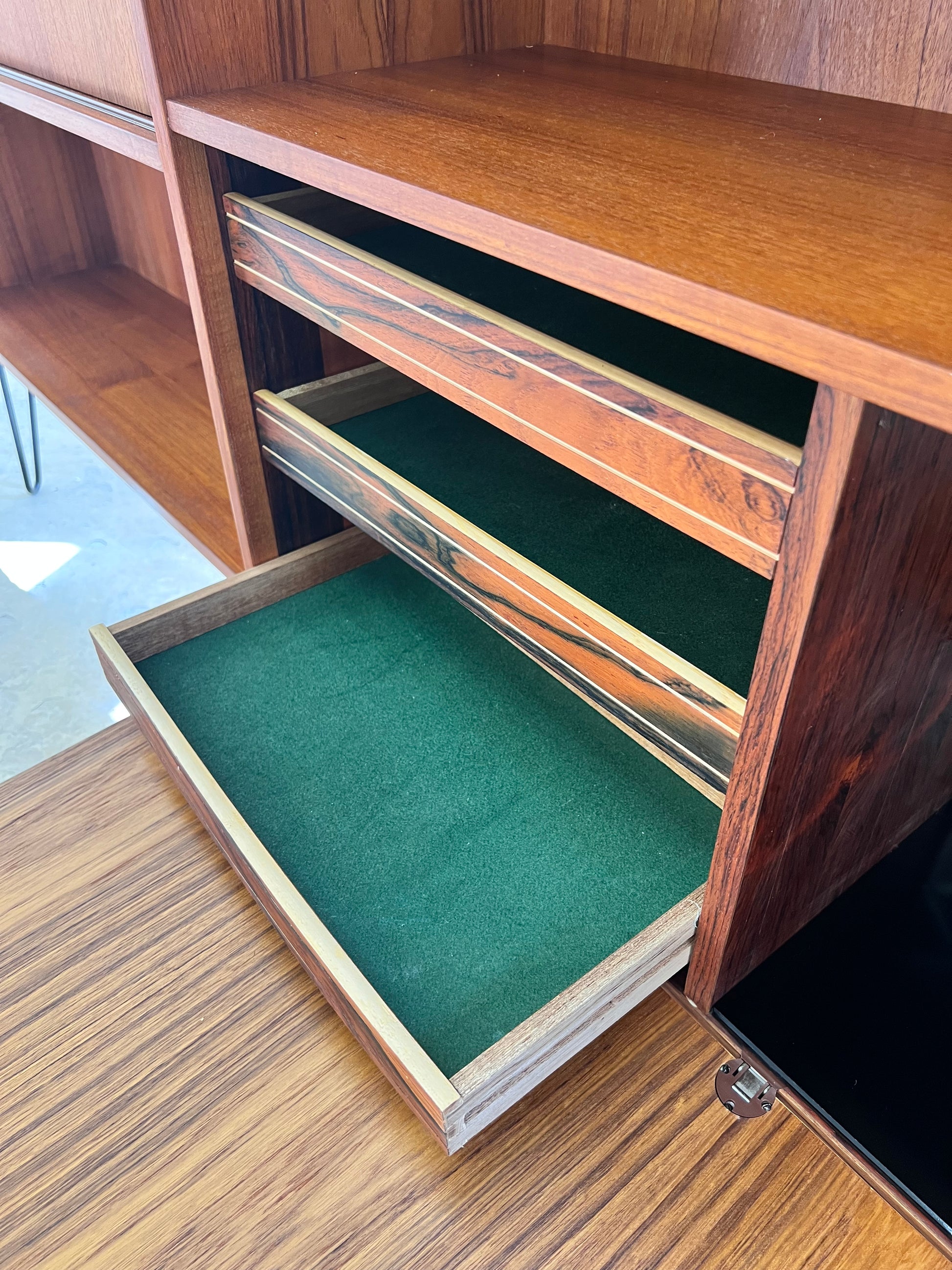 Regal auf Hairpinlegs aus Dänemark