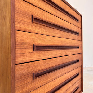 Kommode Teak mit eingelassenen langen Griffen aus Dänemark