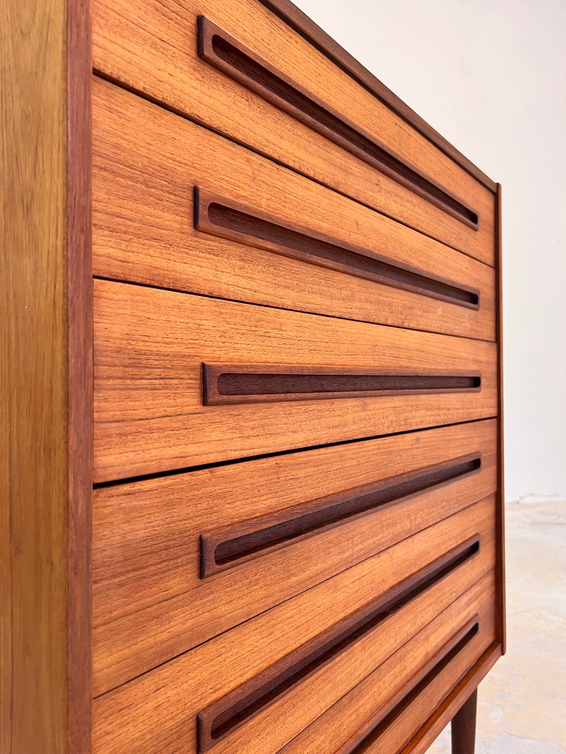 Kommode Teak mit eingelassenen langen Griffen aus Dänemark