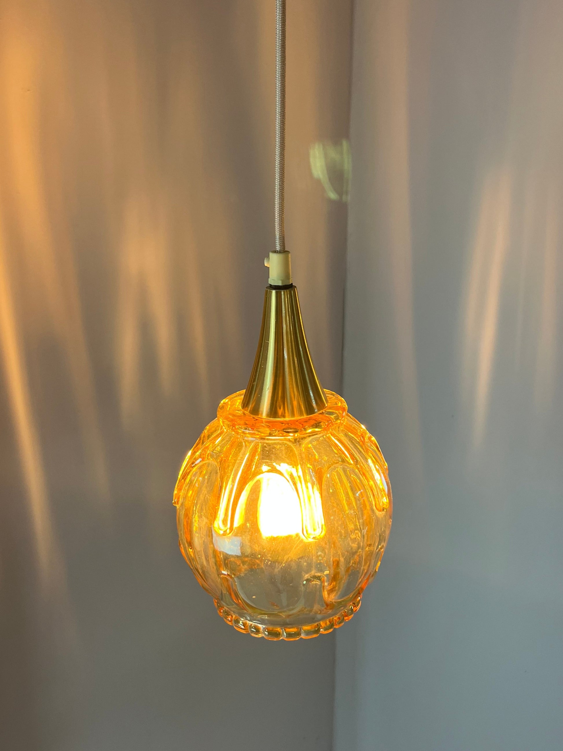 Hängelampe gelbgold Glas mit Messing