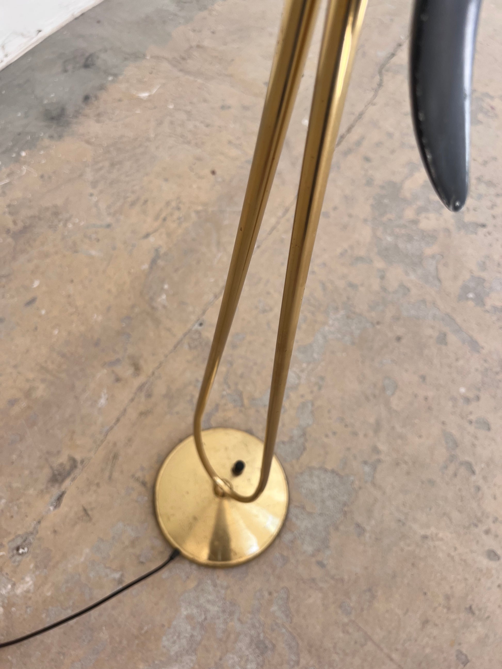 Stehlampe mit zwei Schwanenhalsarmen Messing
