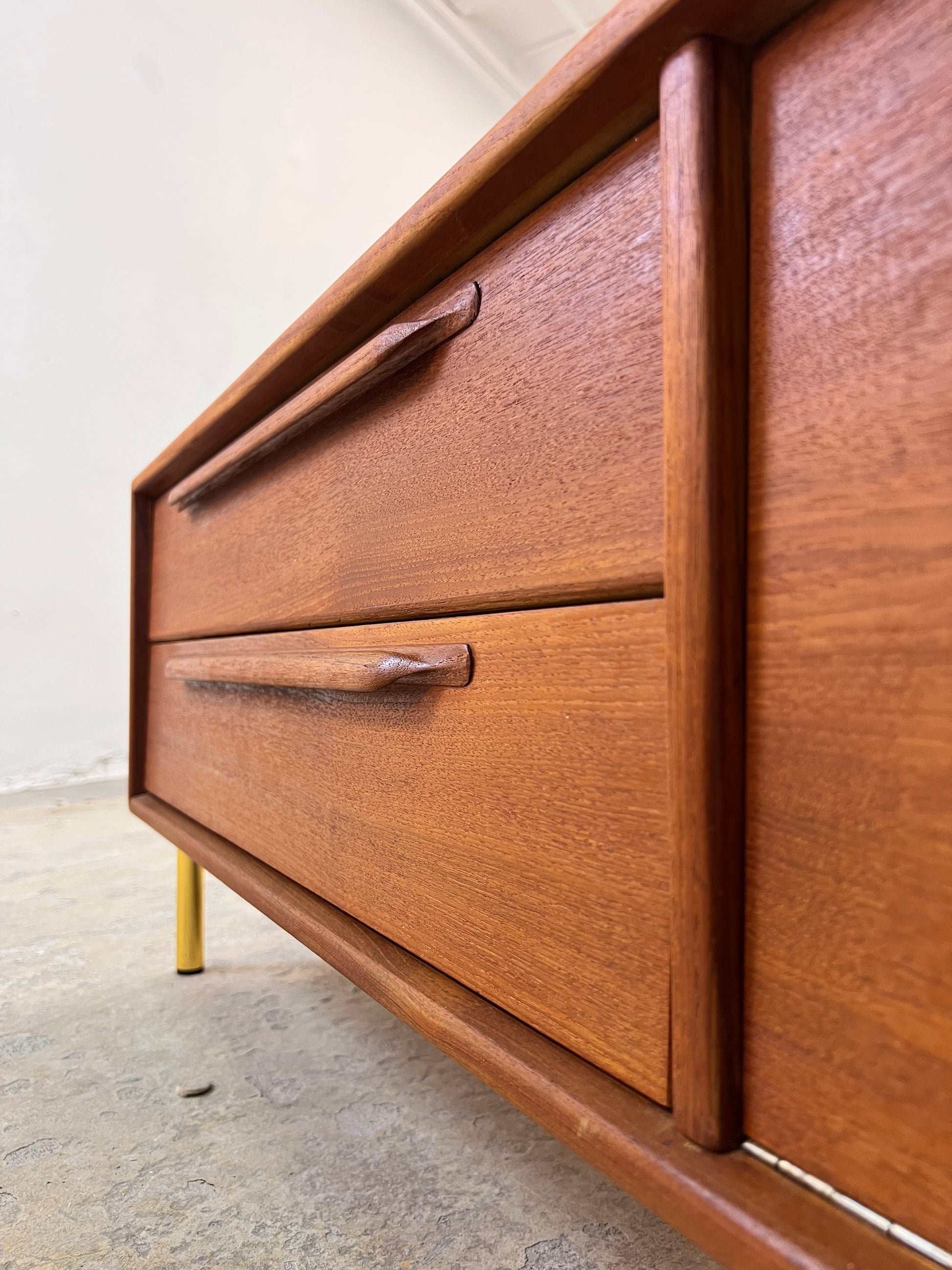 Lowboard Teak mit neuen Metallbeinen von rt Möbel