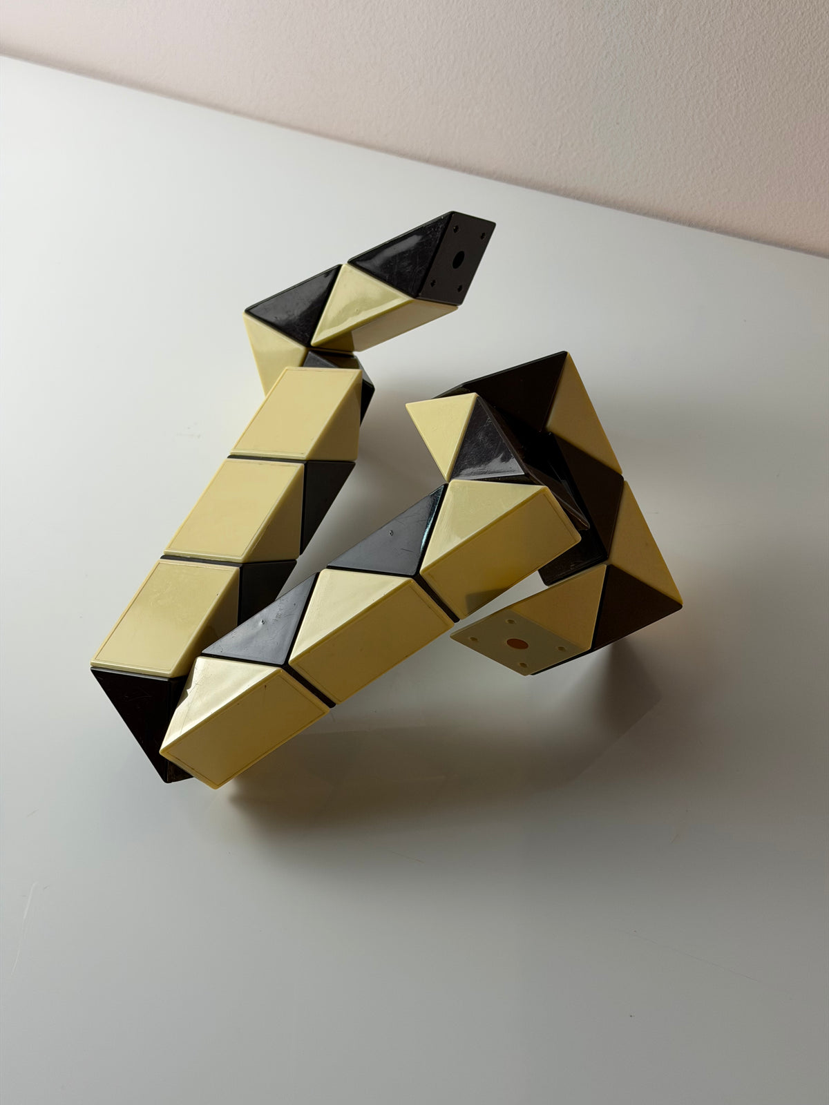 Original Rubik's Snake - Zauberschlange schwarz weiß