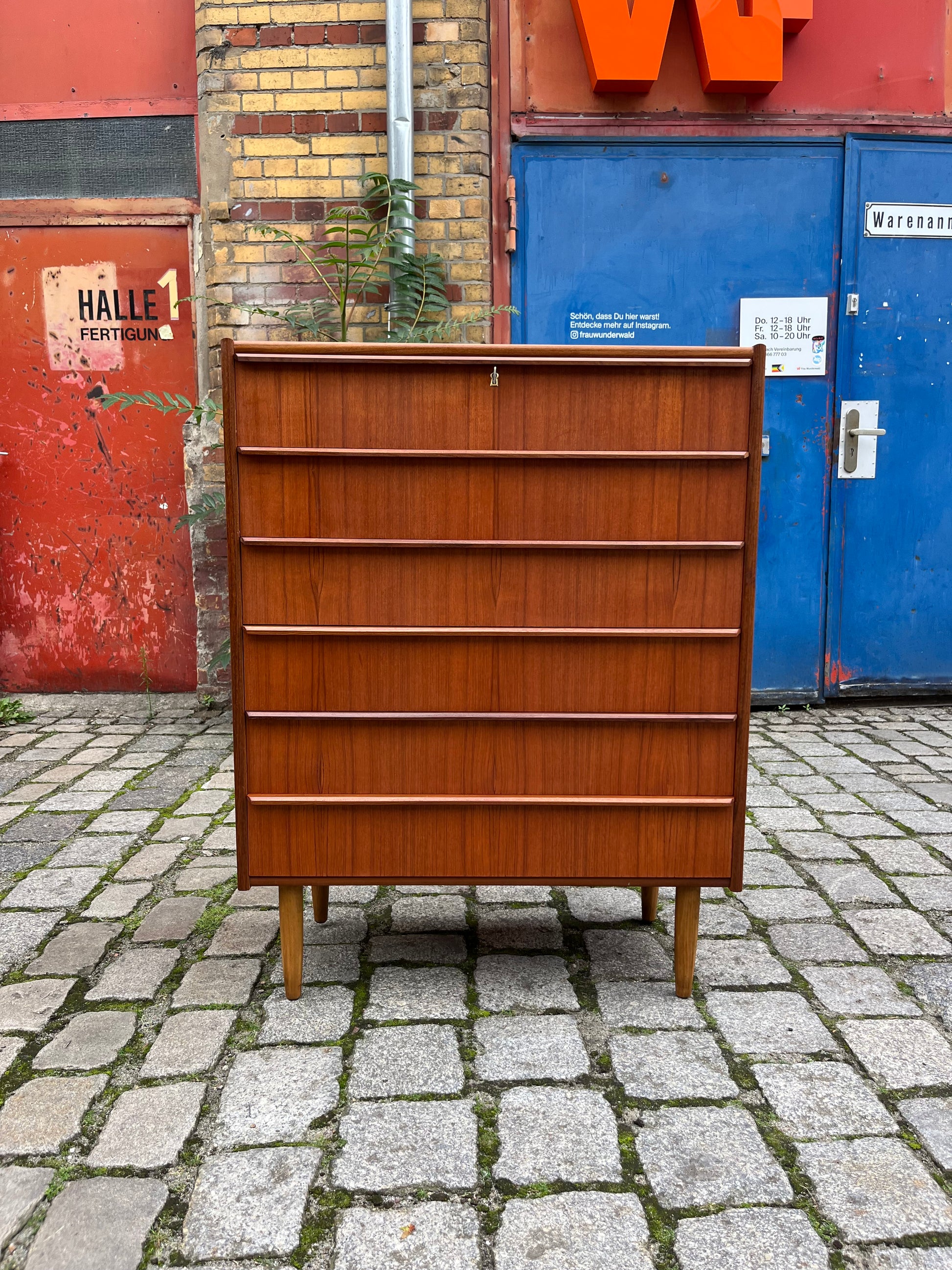 Kommode Teak mit durchgängigen Griffen