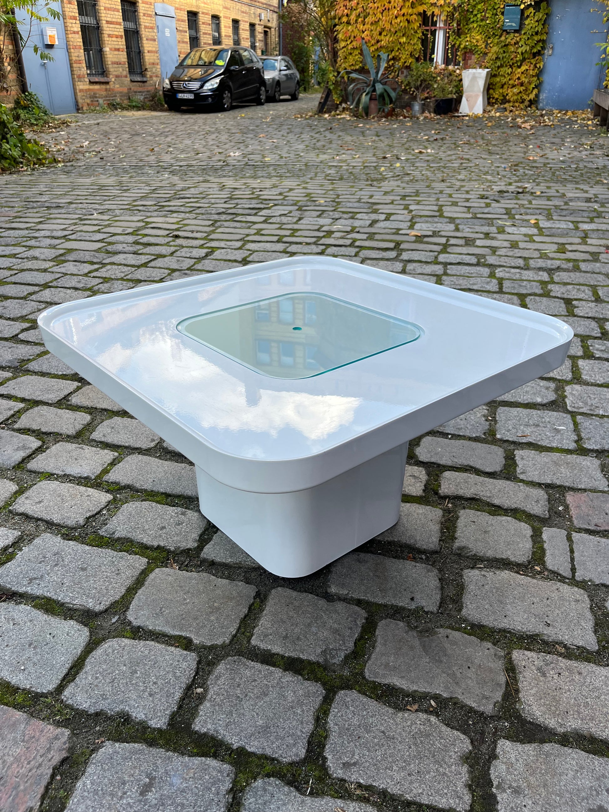 Couchtisch weiß Kunstoff Glas von Peter Ghyczy