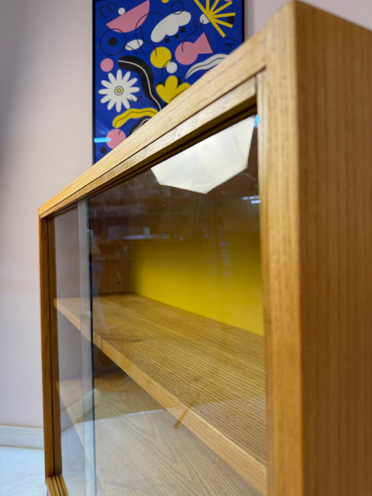 Vitrine Esche mit gelber Rückwand & neuen Chromfüßen von Hellerau