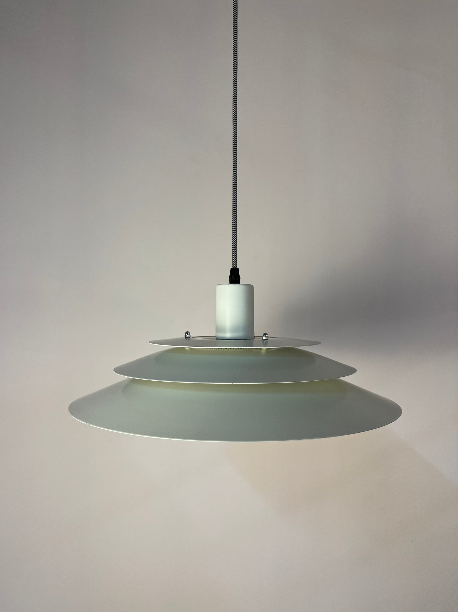 Lamellenlampe weiß mit marmorierter Glaslamelle von Jeka