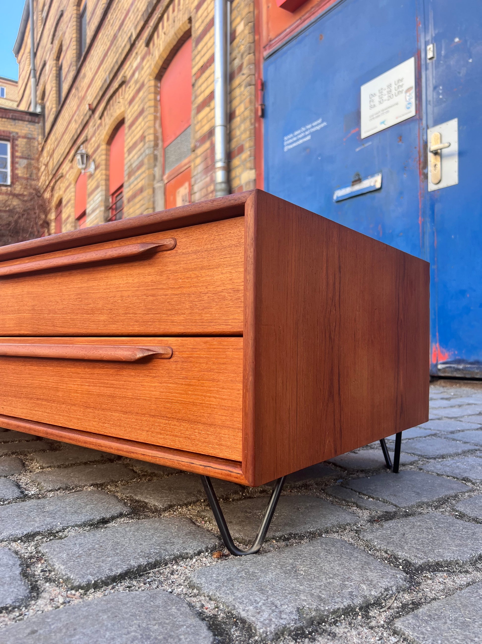 Lowboard Teak auf Hairpinlegs von rt Möbel