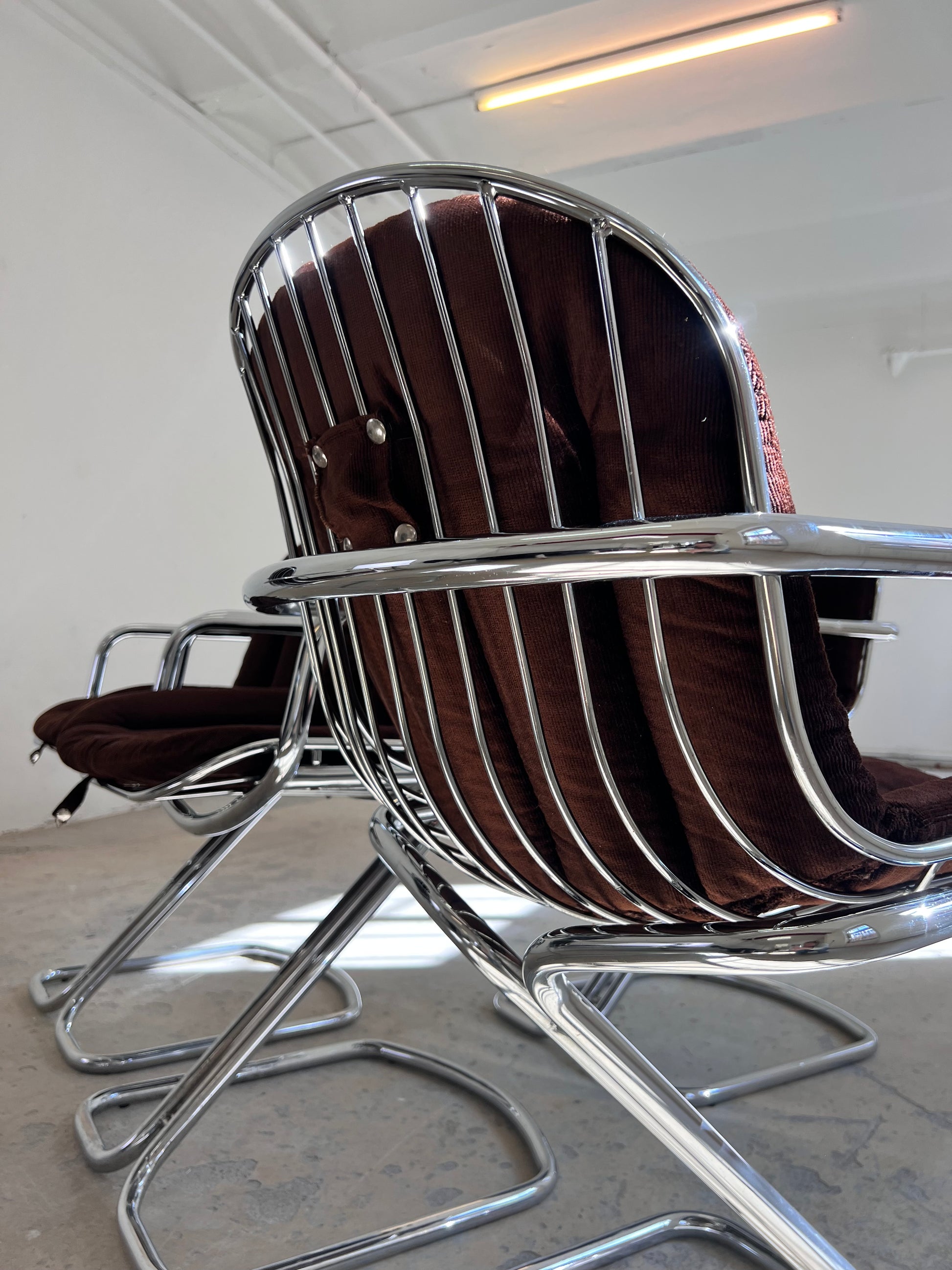 Freischwinger Chrom mit braunem Sitzkissen von Gastone Rinaldi für Rima