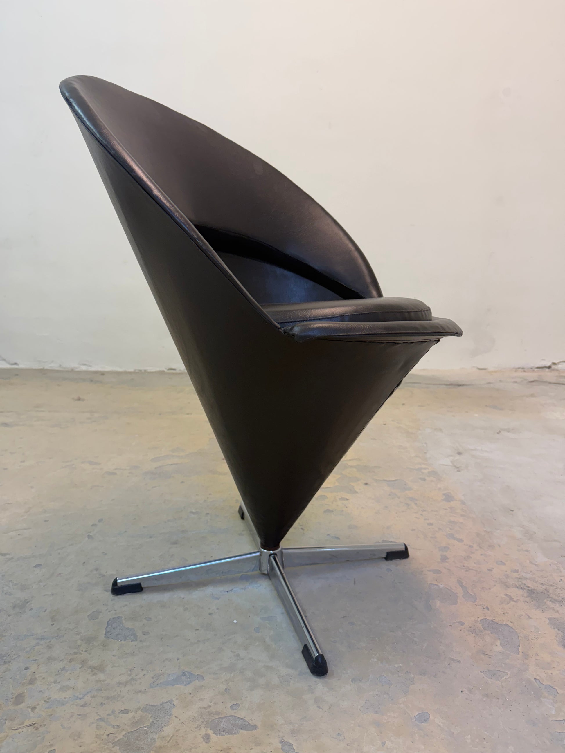 Cone Chair braunes Kunstleder von Verner Panton