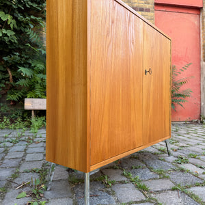 Schrank Typ 605 Esche mit neuen Chromfüßen von Hellerau