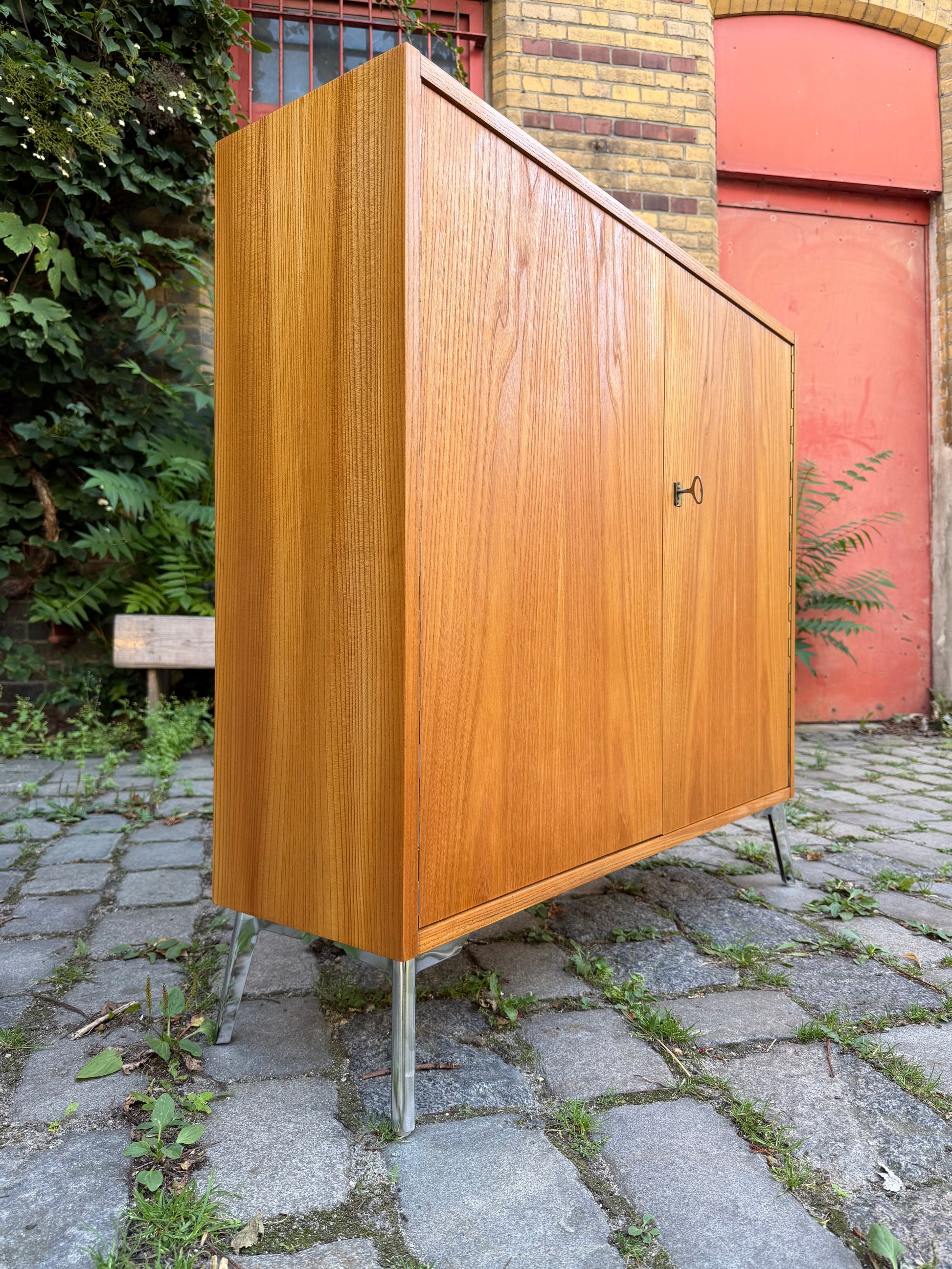Schrank Typ 605 Esche mit neuen Chromfüßen von Hellerau