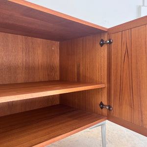 Kommode Teak mit Flügeltüren & neuen Chromfüßen von H. W. Klein