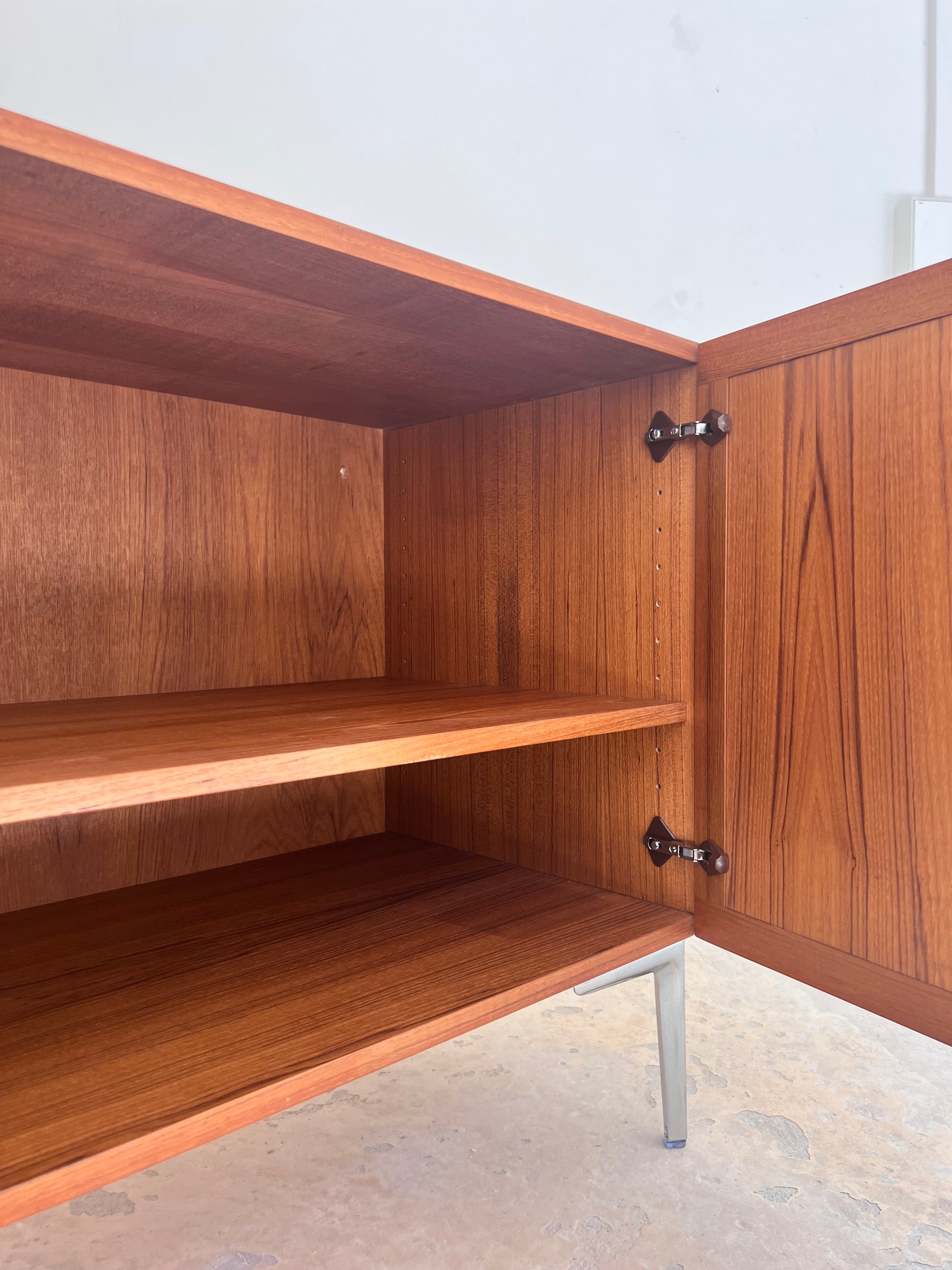 Kommode Teak mit Flügeltüren & neuen Chromfüßen von H. W. Klein
