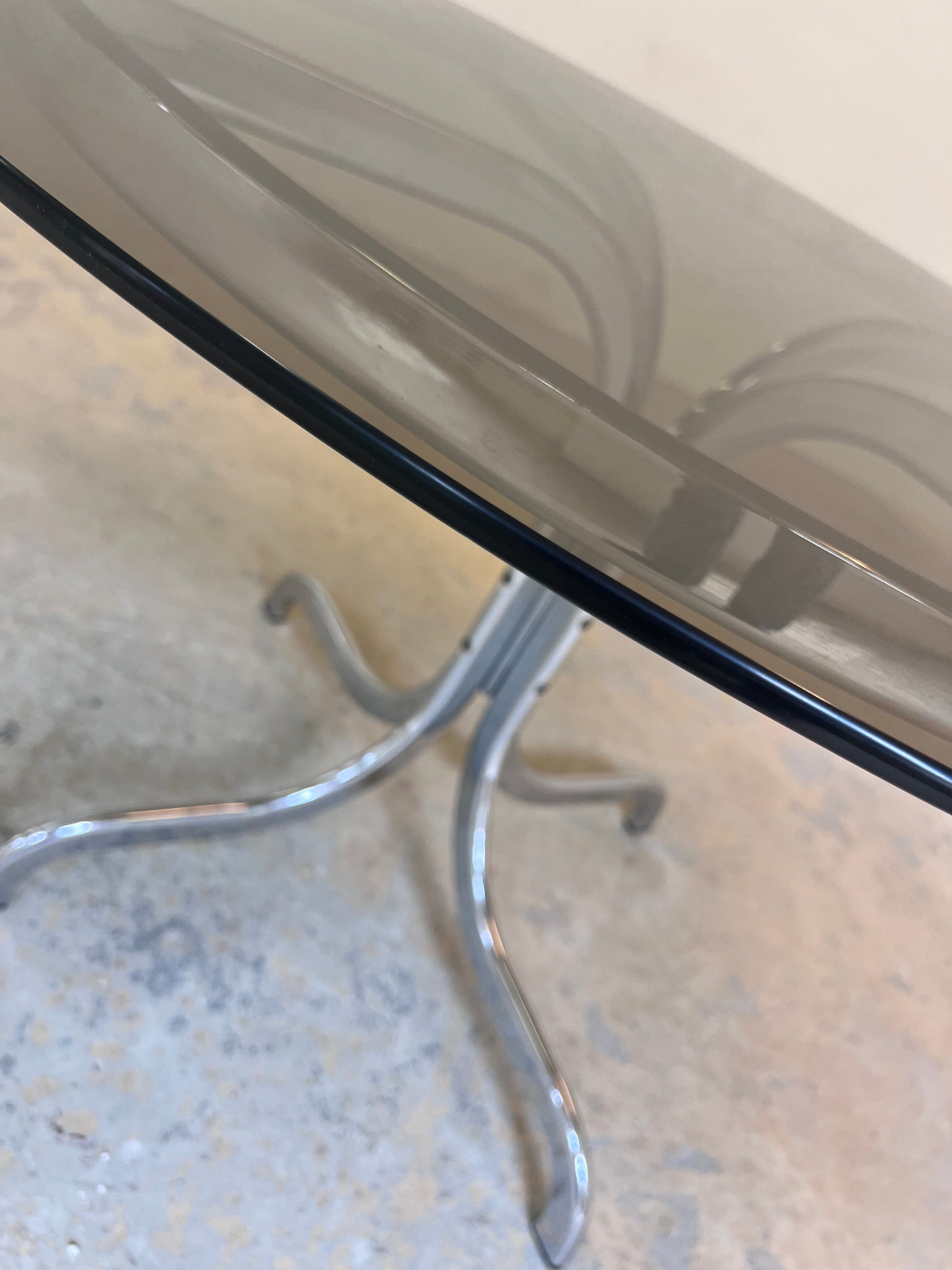 Runder Esstisch getöntes Glas & Chrom mit rundem Tragrahmen