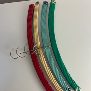 Set: 4x Kleiderbügel grün beige rot