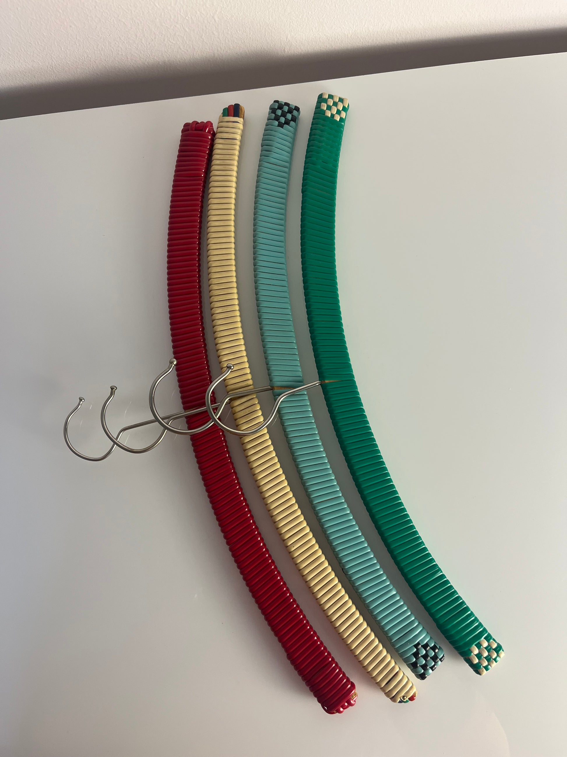 Set: 4x Kleiderbügel grün beige rot