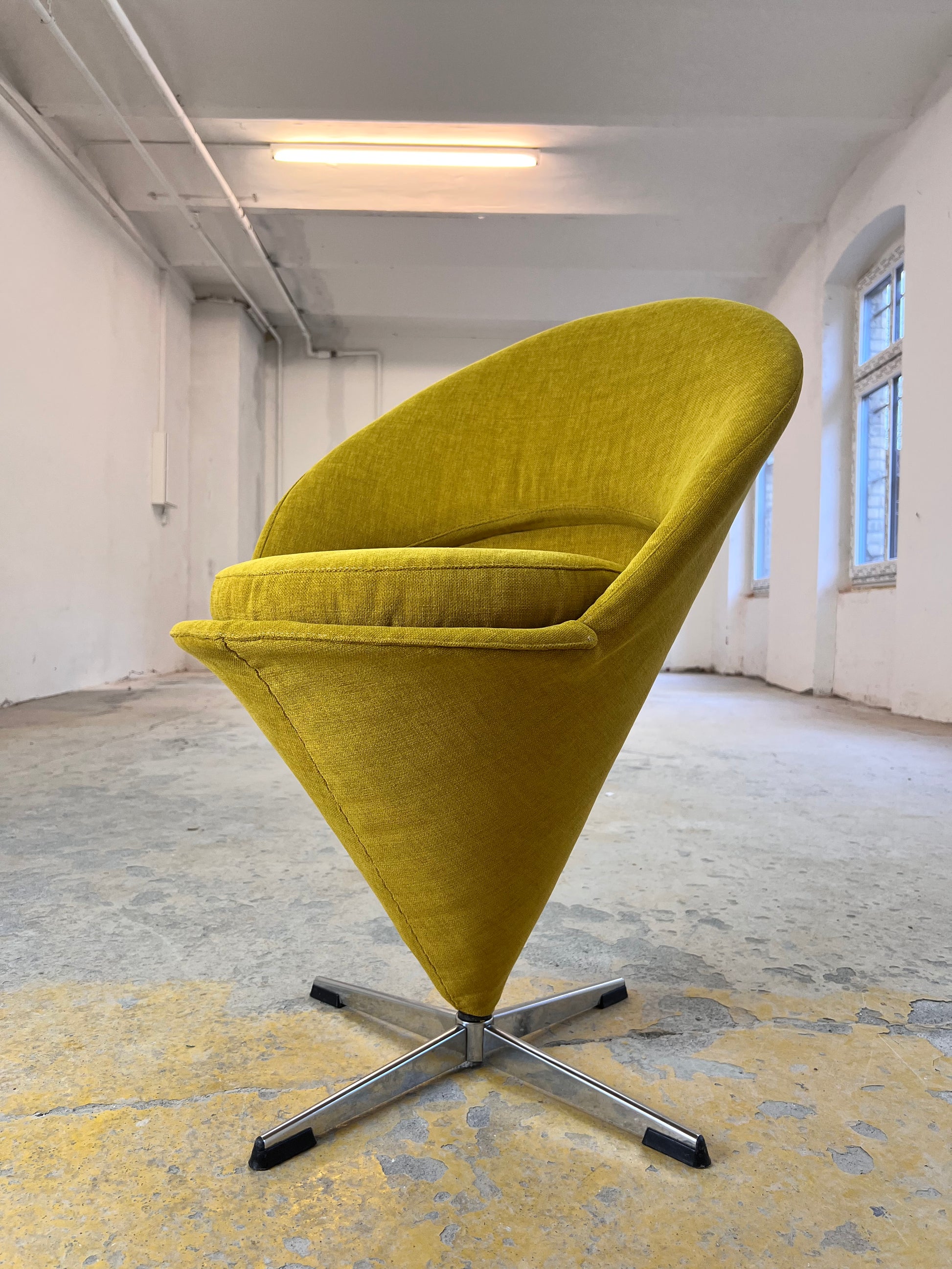 „Cone Chair“ gelb von Verner Panton neu bezogen