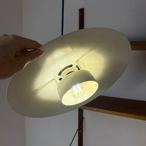 Lamellenlampe weiß mit blauem Akzentring aus Dänemark