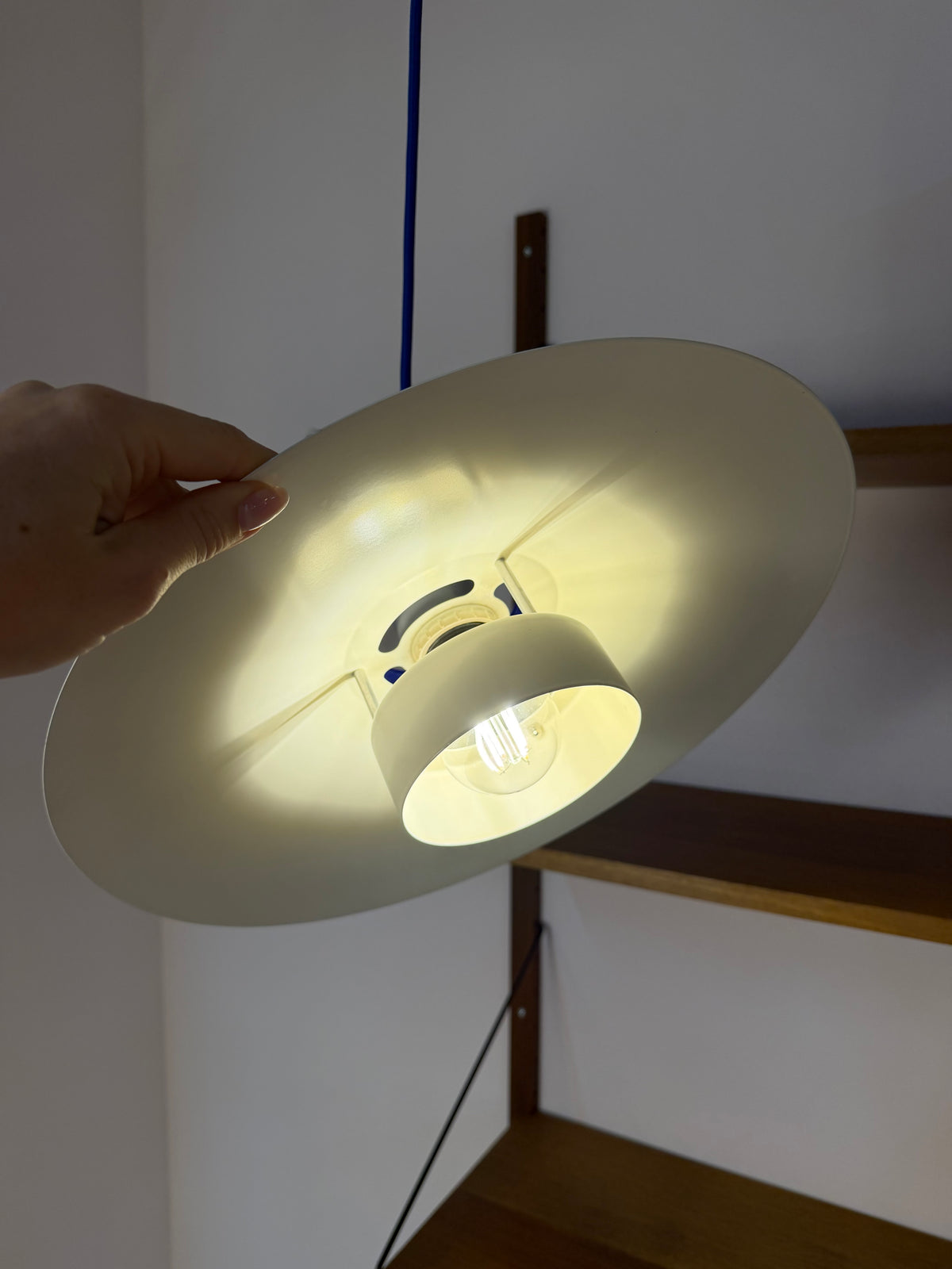 Lamellenlampe weiß mit blauem Akzentring aus Dänemark