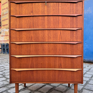 Kommode Teak mit durchgehenden Griffen und Schloss aus Dänemark