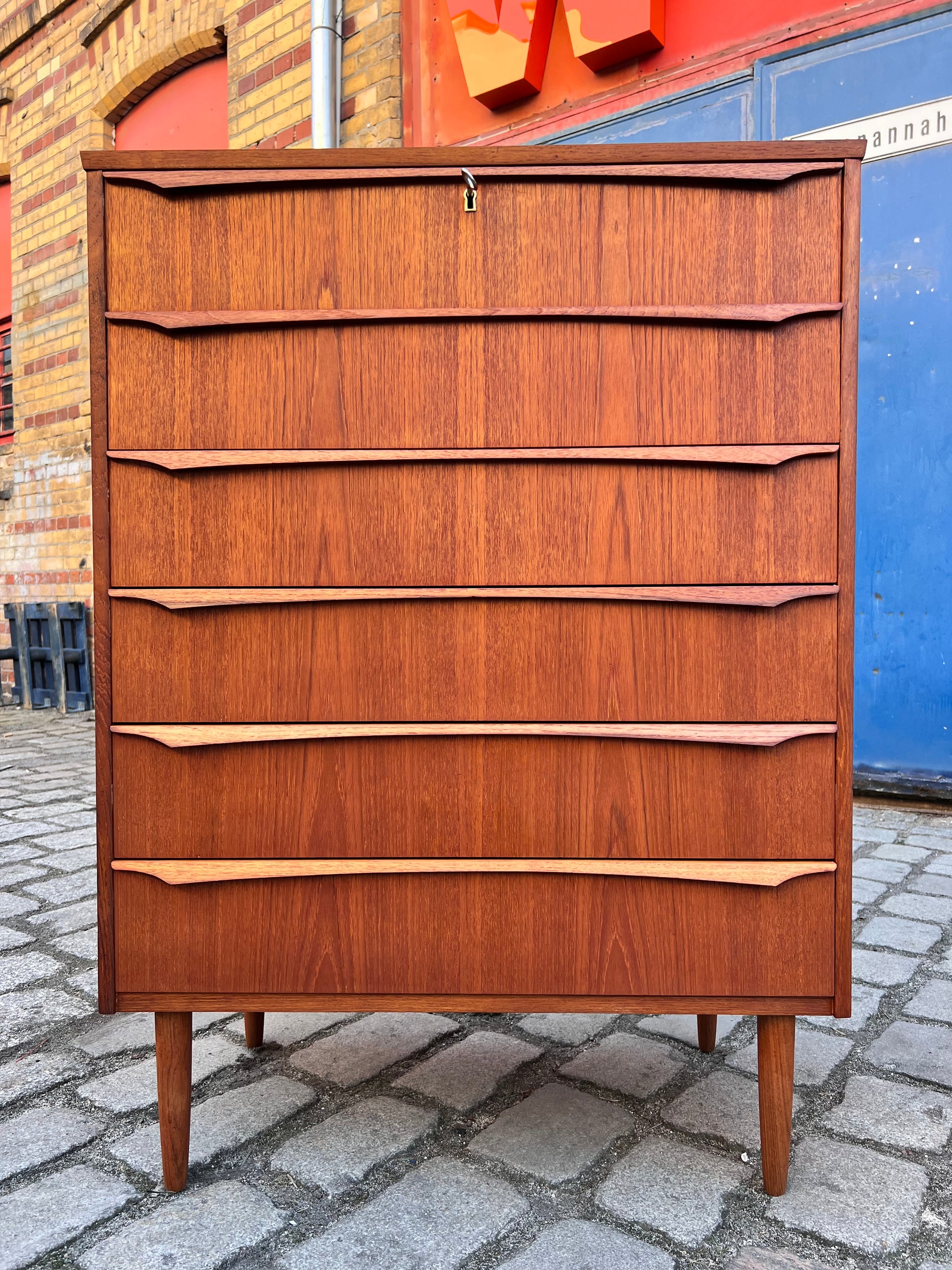 Kommode Teak mit durchgehenden Griffen und Schloss aus Dänemark