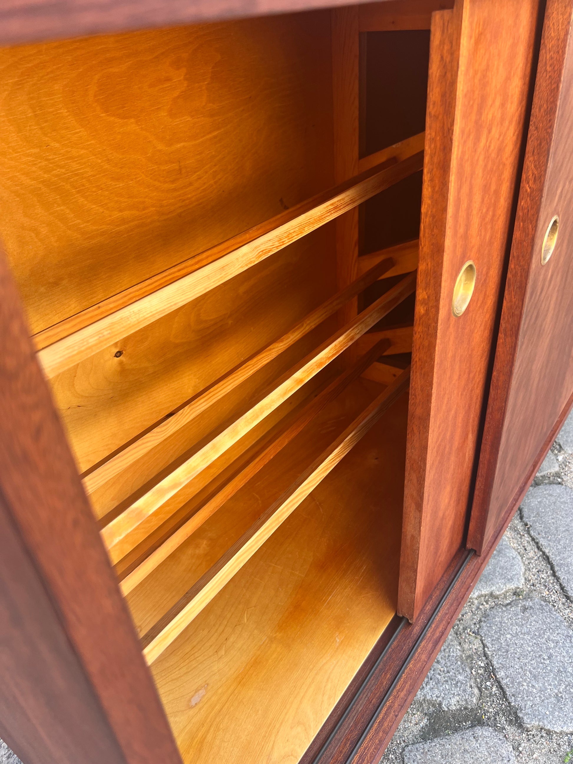 Schuhschrank Teak mit Messinggriffen aus Dänemark