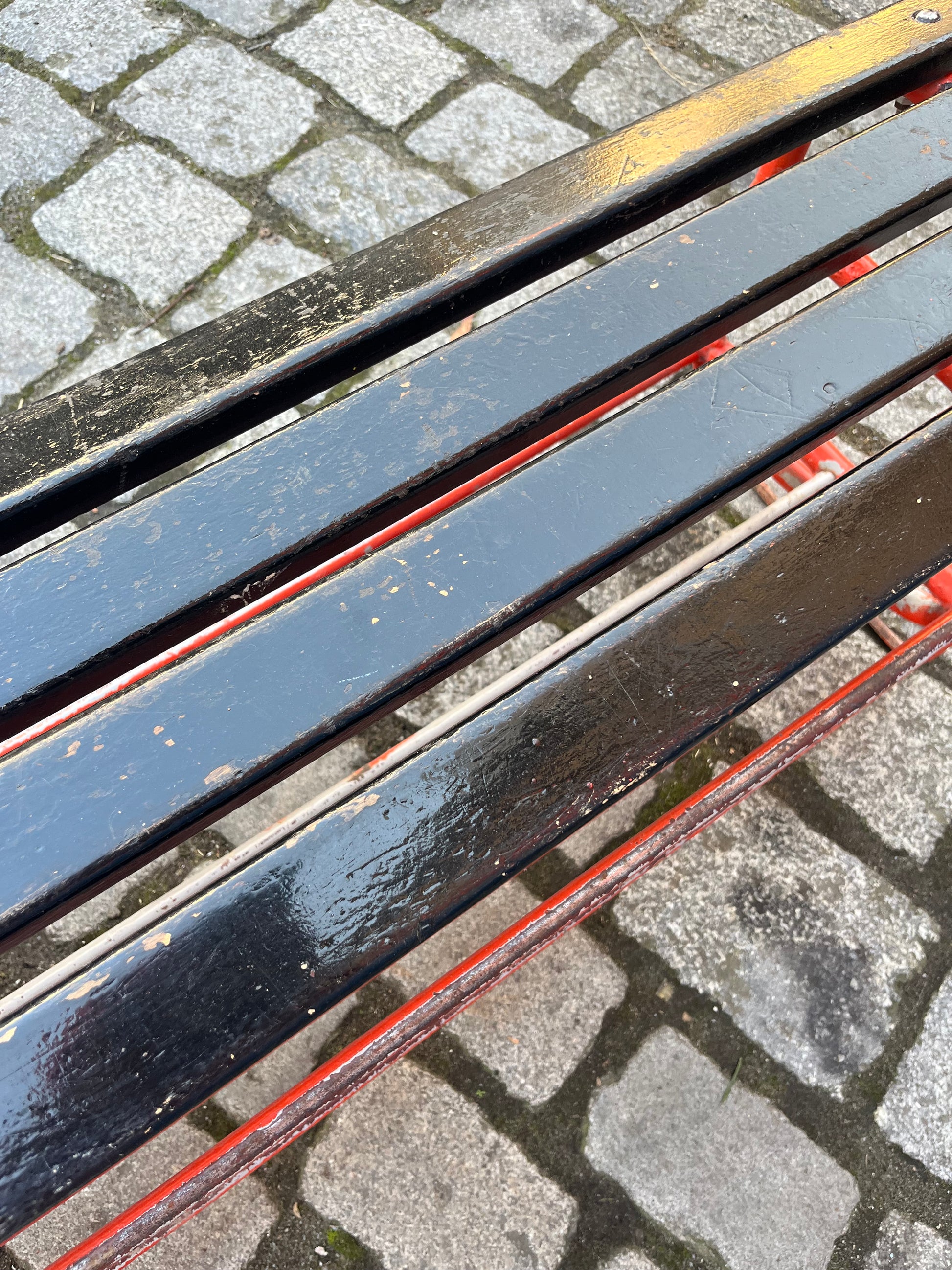 Bank mit Schuhablage orange schwarz aus Tschechien Industrial Design