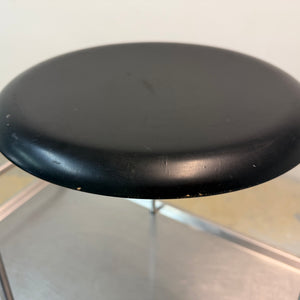 Tripod Dot Hocker schwarz Chrom von Arne Jacobsen für Fritz Hansen
