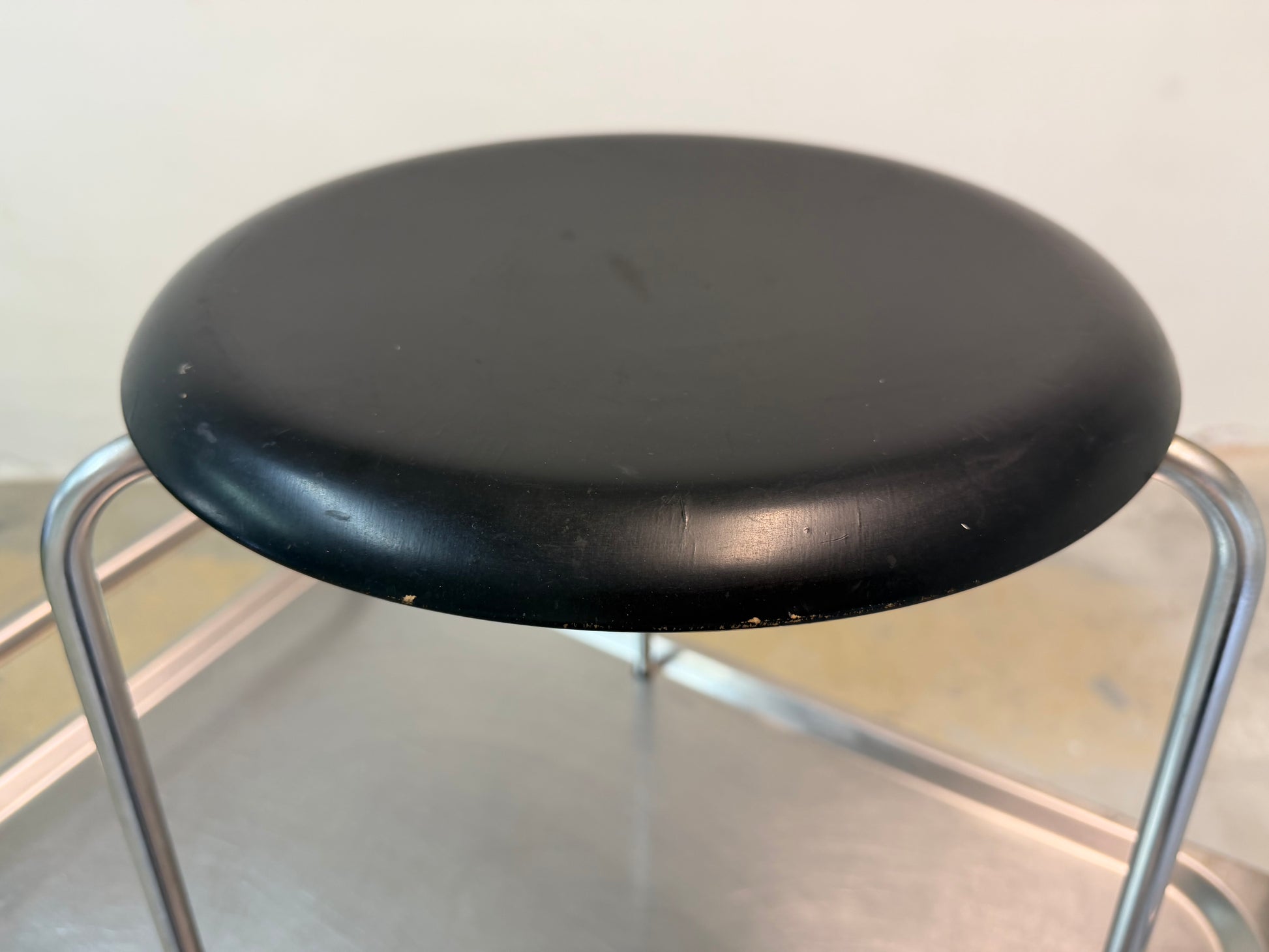 Tripod Dot Hocker schwarz Chrom von Arne Jacobsen für Fritz Hansen