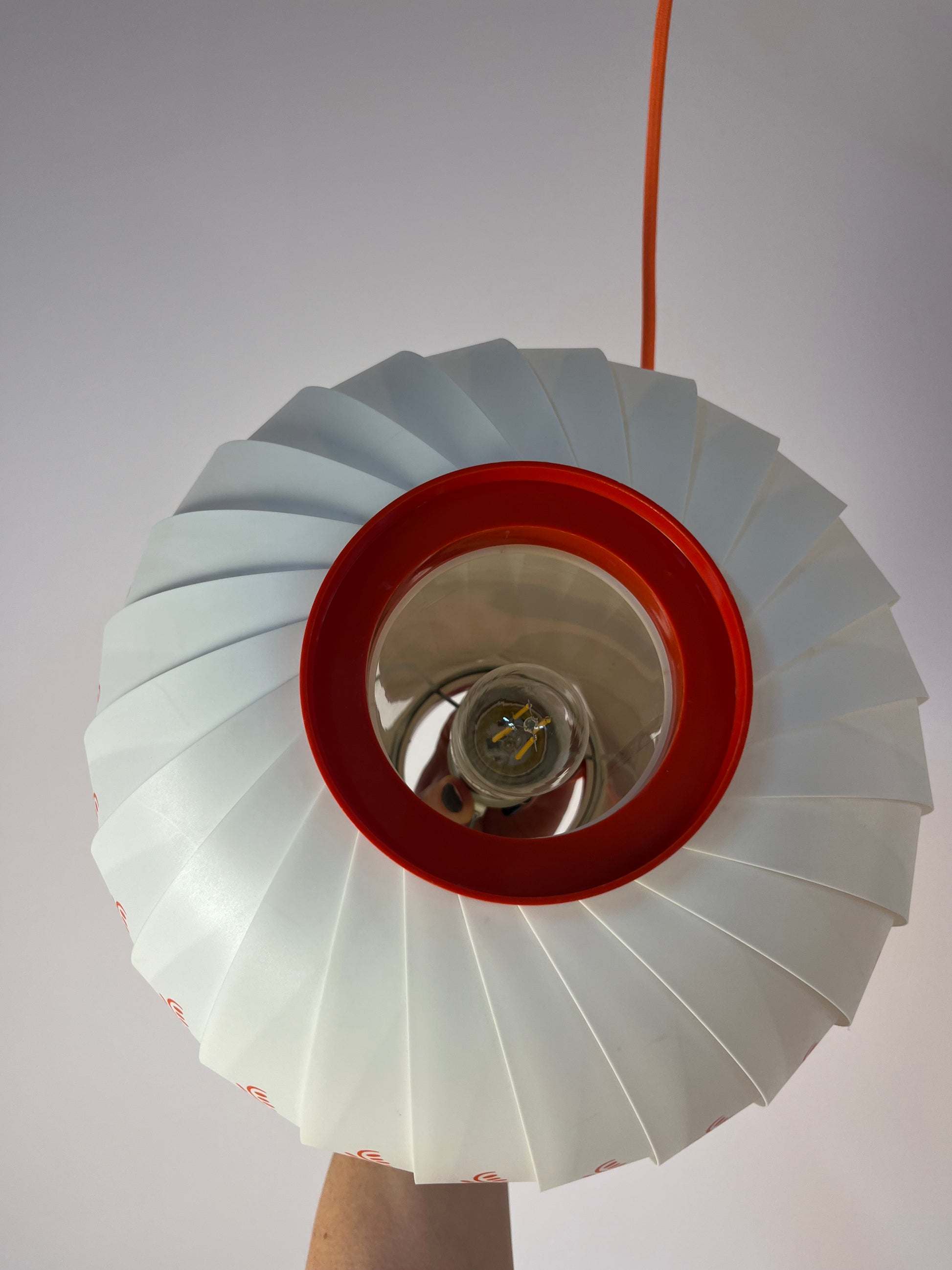Hängelampe mit roten Blumendetails von Lars Schiøler