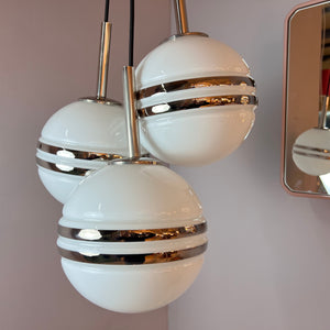 Mittlere Kugellampe weiß silber Glas