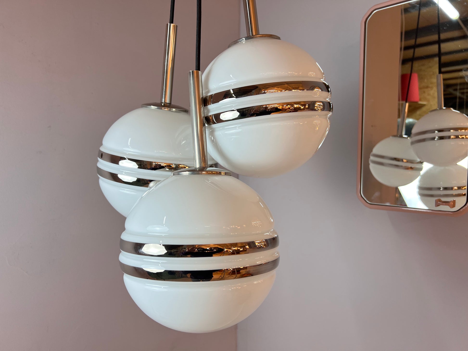 Mittlere Kugellampe weiß silber Glas