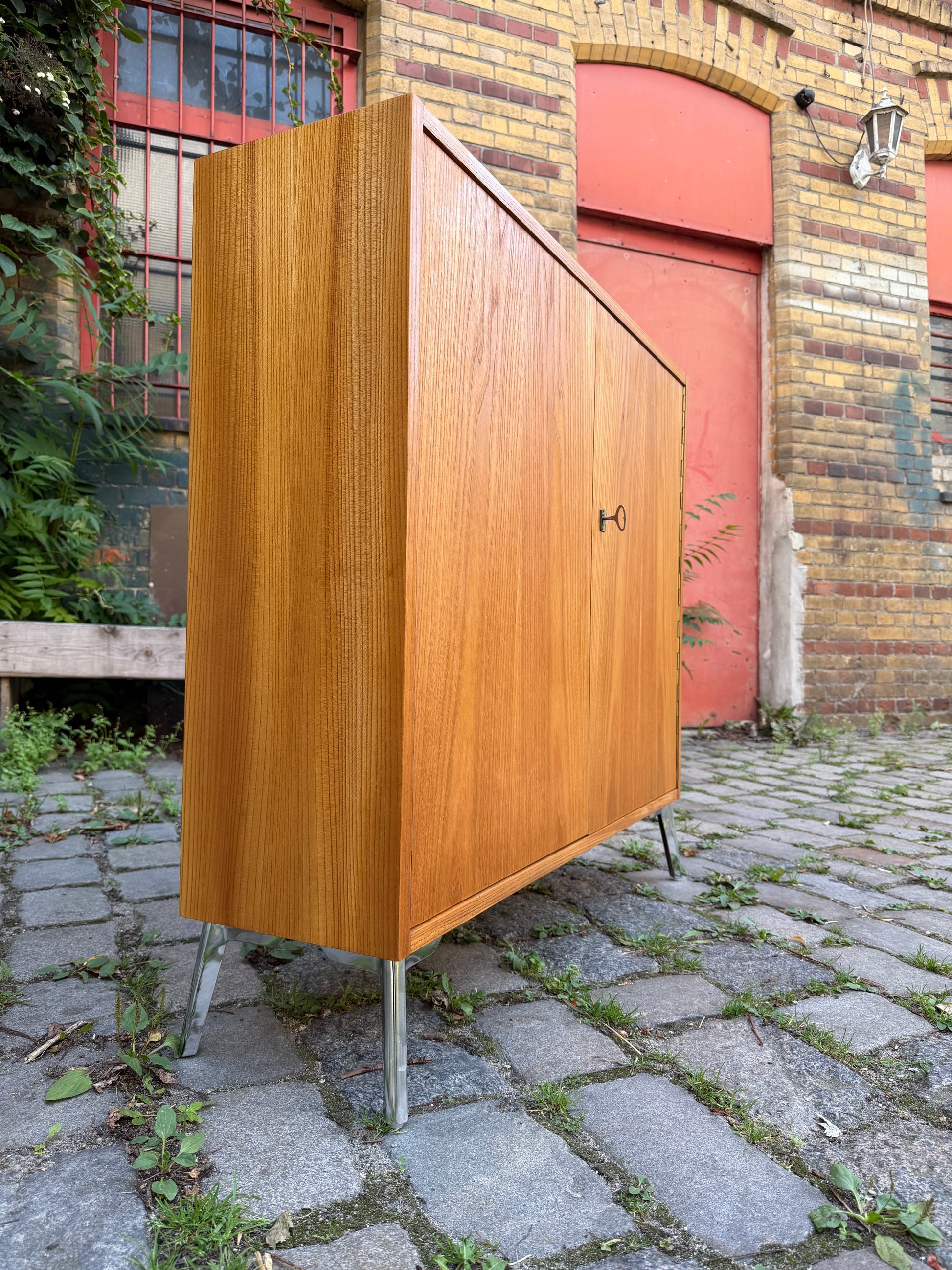 Schrank Typ 605 Esche mit neuen Chromfüßen von Hellerau