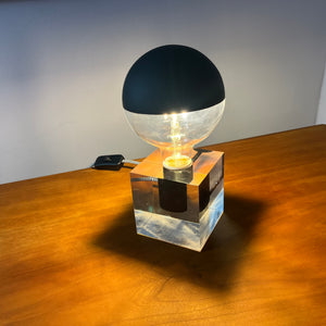 Tischlampe in Acrylkubus