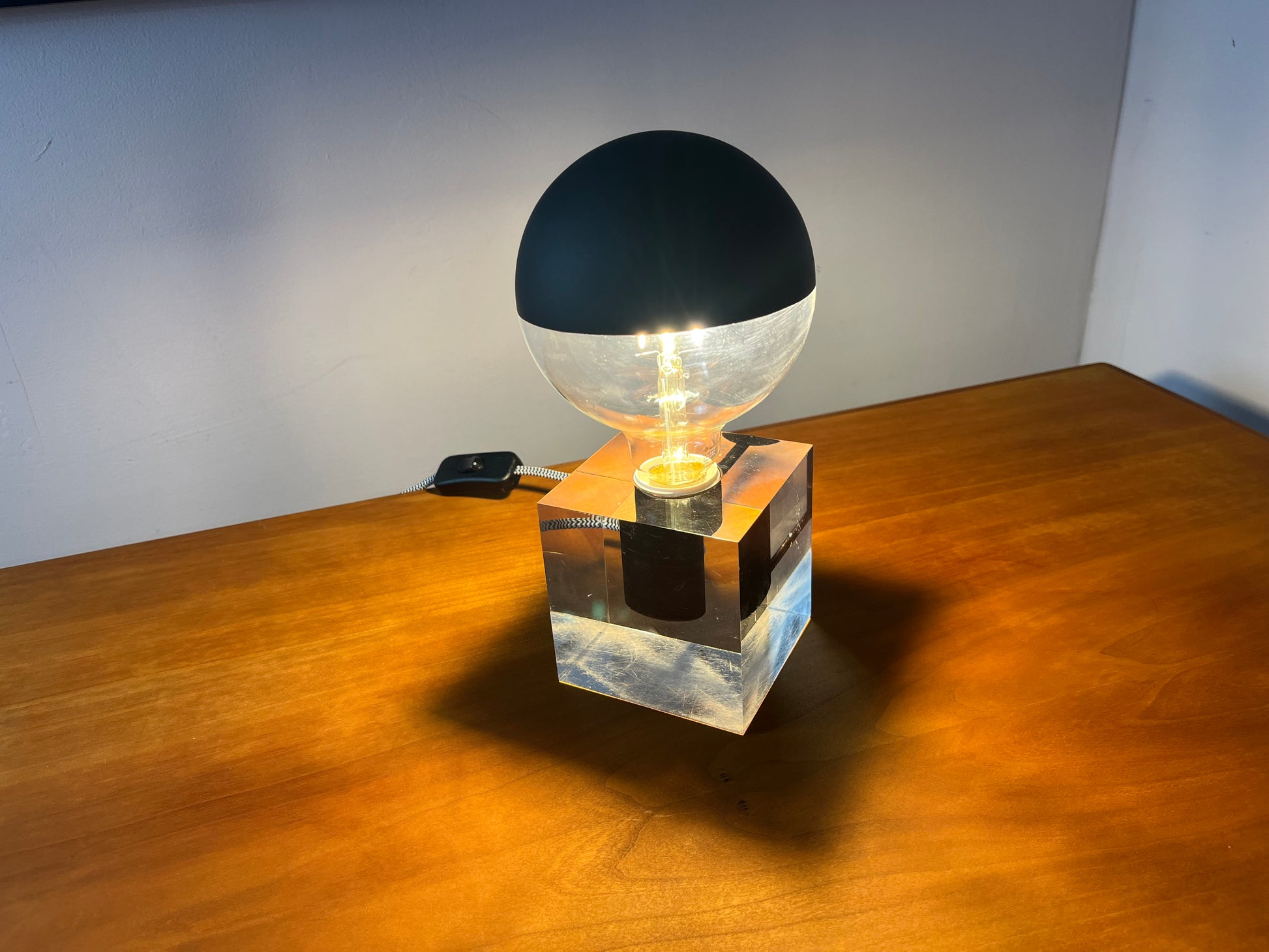 Tischlampe in Acrylkubus