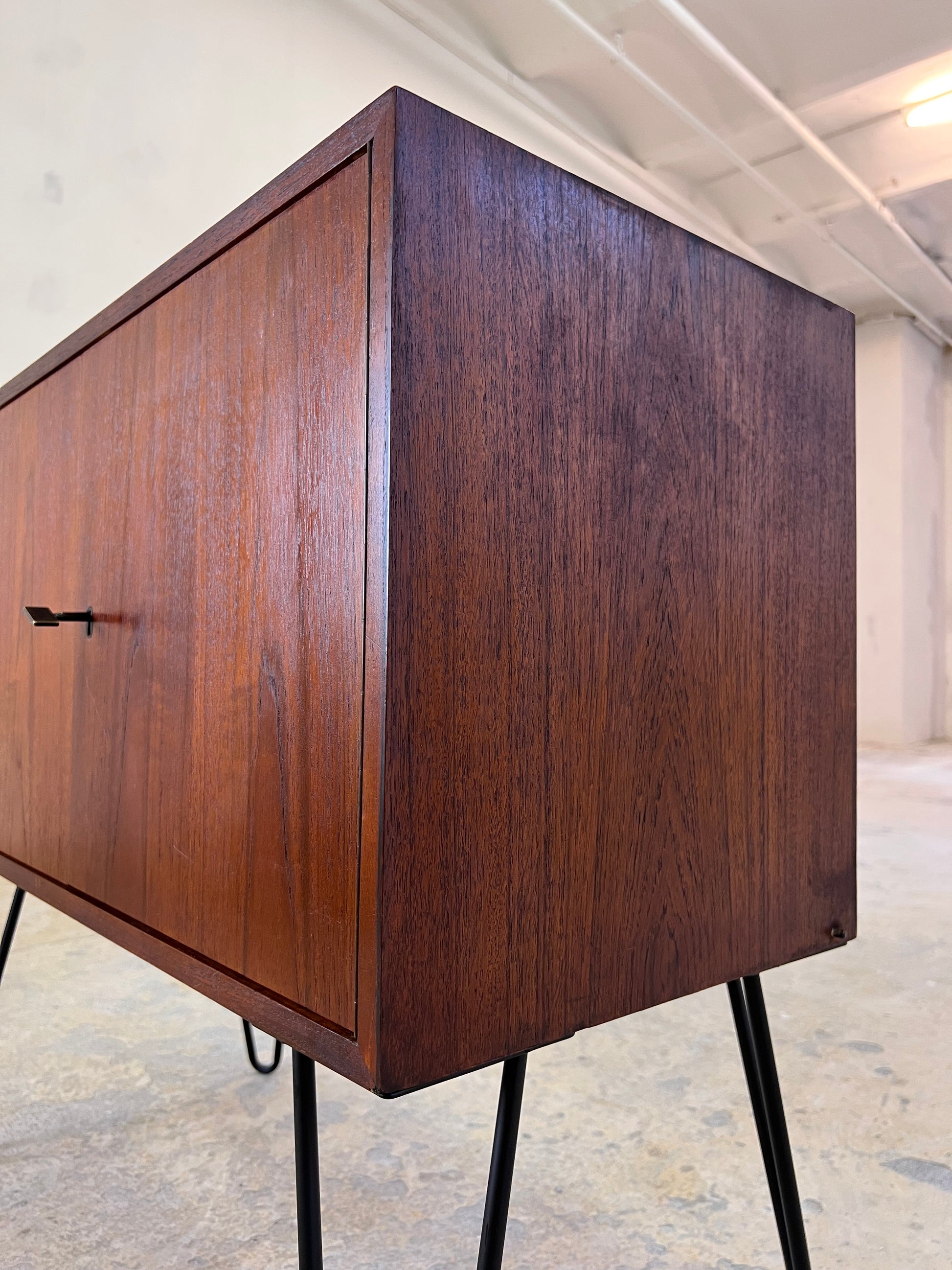 Kommode Teak auf Hairpinlegs aus Dänemark