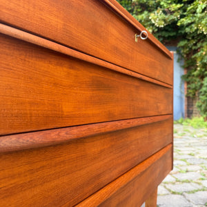Kleine Kommode Teak mit Schloss aus Dänemark