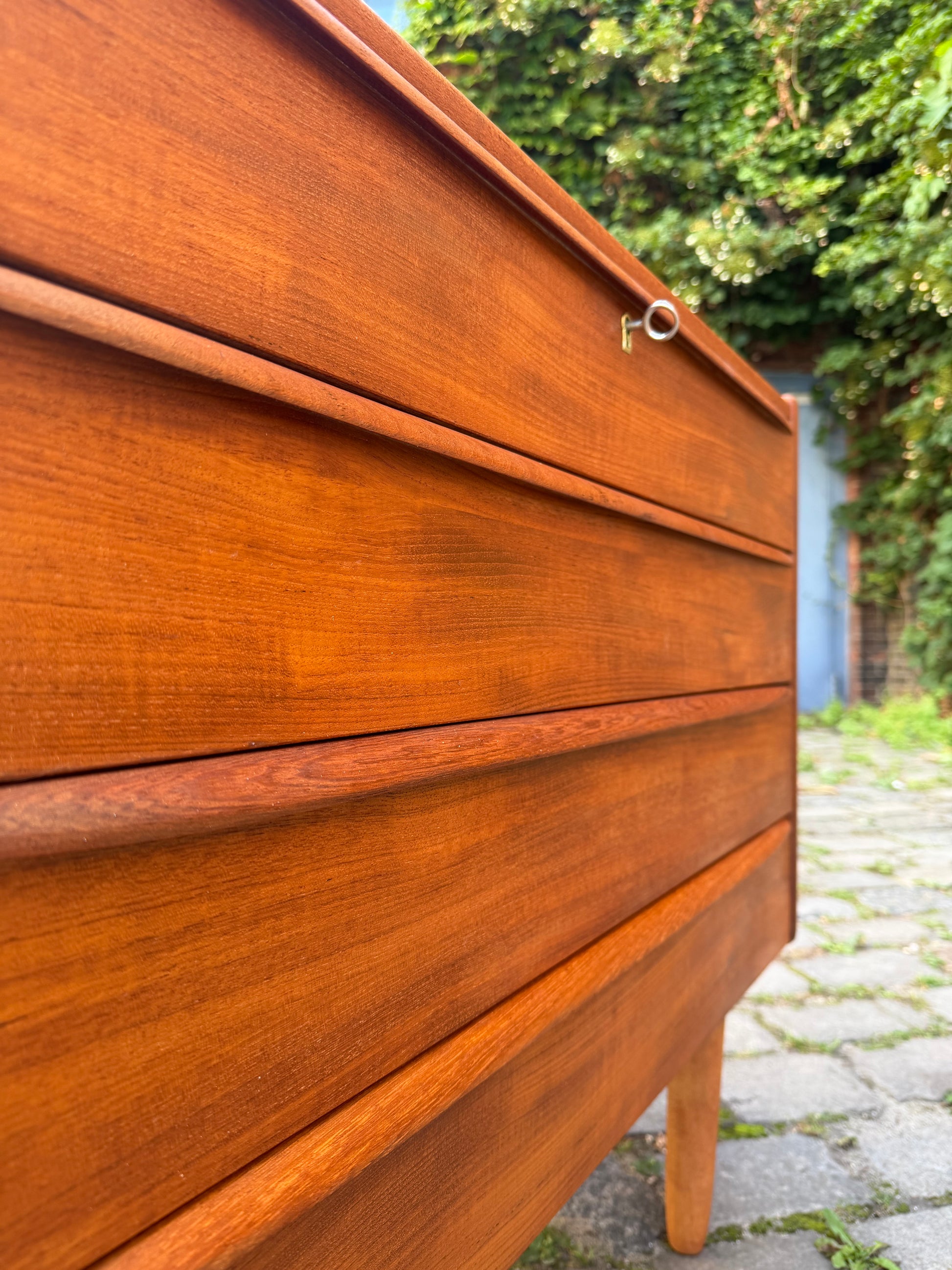 Kleine Kommode Teak mit Schloss aus Dänemark