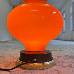 Stehlampe orange mit leuchtendem Glasfuß und 70er Schirm