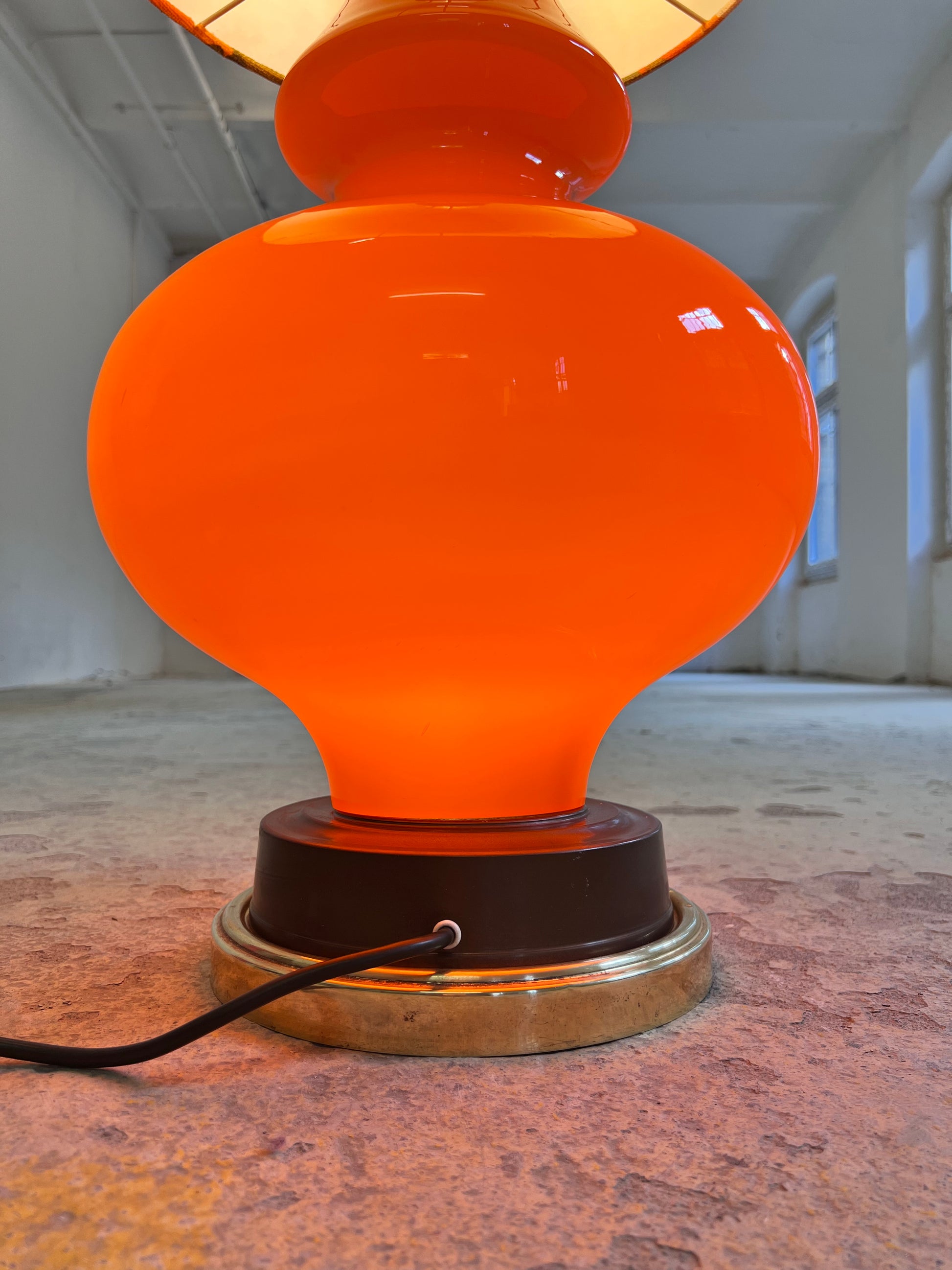 Stehlampe orange mit leuchtendem Glasfuß und 70er Schirm