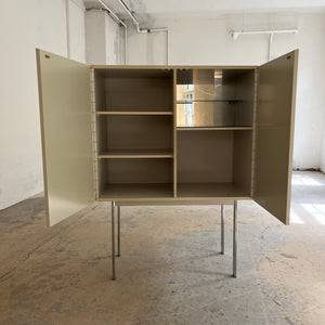 Highboard weiß mit kreisförmigem Reliefmuster & Minibar aus Belgien