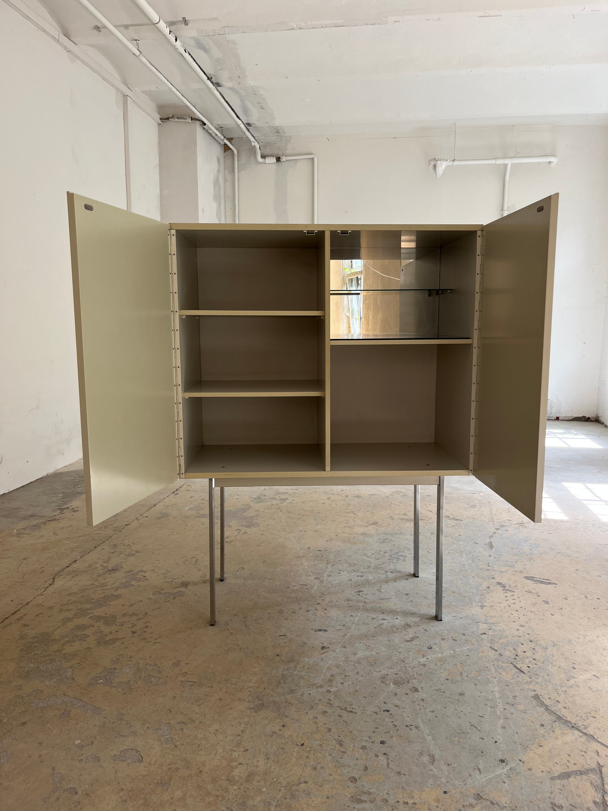 Highboard weiß mit kreisförmigem Reliefmuster & Minibar aus Belgien