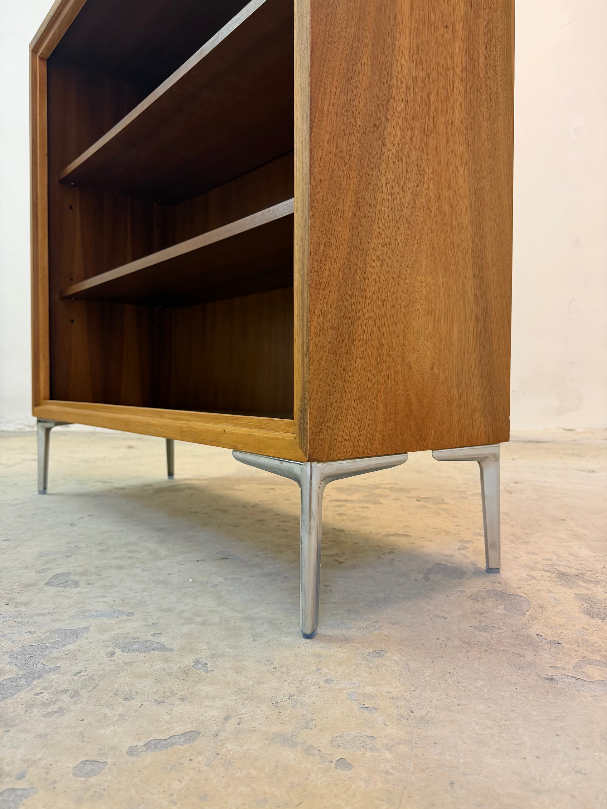 Bücherregal Nussbaum mit neuen Chromfüßen von WK Möbel